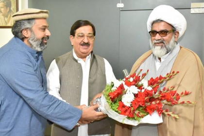 خرم نواز گنڈہ پوراورصاحبزادہ حامد رضا کی جانب سے علامہ راجہ ناصرعباس کو سیکریٹری جنرل منتخب ہونے پر پھولوں کا تحفہ