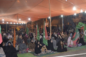کراچی، سانحہ مستونگ کیخلاف شہریوں کا نیشنل ہائی وے ملیر پر احتجاجی دھرنا جاری