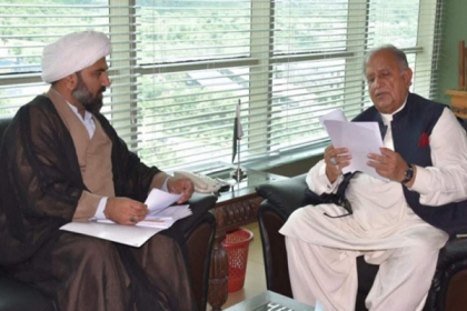 علامہ مقصودڈومکی کا وفاقی وزیر انسانی حقوق ریاض پیرزادہ سے قومی اسمبلی میں عزاداروں پر مظالم کے خلاف آواز بلند کرنے پر اظہار تشکر