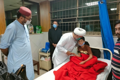 ایم ڈبلیوایم رہنما علامہ عبد الخالق اسدی کی سانحہ بہاولنگر کے زخمی عزادار بچے کی لاہور کے اسپتال میں عیادت
