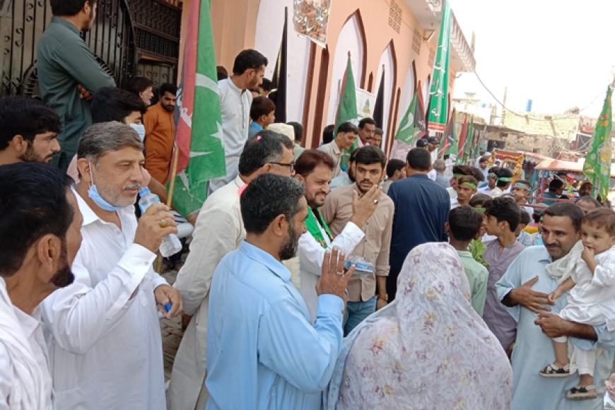 ایم ڈبلیوایم ضلع علی پور کی جانب سے امام بارگاہ سادات مہاجرین کے سامنے شرکائے جلوس میلاد النبیؐ کا استقبال، مٹھائی کی تقسیم