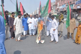 ایم ڈبلیوایم ضلع فیصل آباد کا یوم مردہ باد امریکہ کے موقع پر احتجاج ، امریکی پرچم نذر آتش