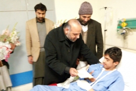 پشاور،ملک اقرارحسین کی سربراہی میں ایم ڈبلیوایم وفد کی پاراچنار حملے کے زخمیوں کی عیادت، نقدعطیات کی تقسیم