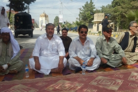 کوئٹہ ، شیعہ ہزارہ نسل کشی، ایم ڈبلیوایم کے رہنما اور صوبائی وزیر قانون آغا رضا بلوچستان اسمبلی کے باہر دھرنے پر بیٹھ گئے