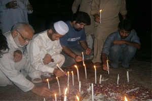 پشاور، ایم ڈبلیو ایم کی جانب سے چرچ دھماکوں کی جگہ پر شمعیں روشن کی گئیں