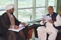 علامہ مقصودڈومکی کا وفاقی وزیر انسانی حقوق ریاض پیرزادہ سے قومی اسمبلی میں عزاداروں پر مظالم کے خلاف آواز بلند کرنے پر اظہار تشکر