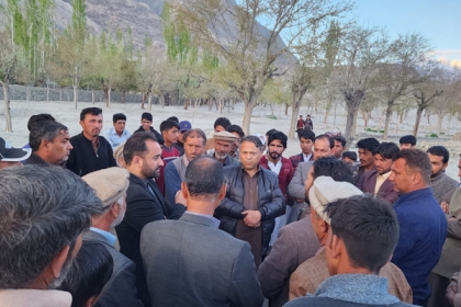 اپوزیشن لیڈر کاظم میثم کا گرلز ہائی سکول گمبہ کے لیے مختص زمین کا جائزہ