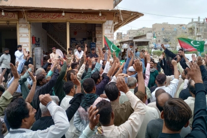 زائرین پر حکومتی پابندی کے خلاف جامع مسجد حیدری اورنگی ٹاون کے باہر ایم ڈبلیوایم کی احتجاجی ریلی
